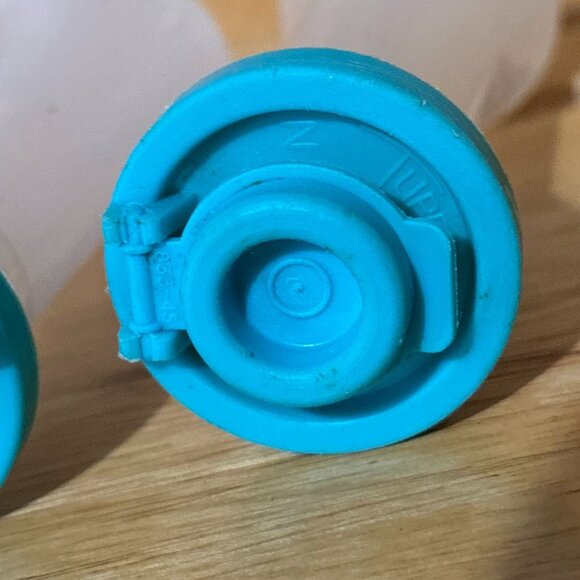 Vintage Tupperware Salt & Pepper Shakers Set Blue Closeable Lids Spice 4" - Picture 7 of 13